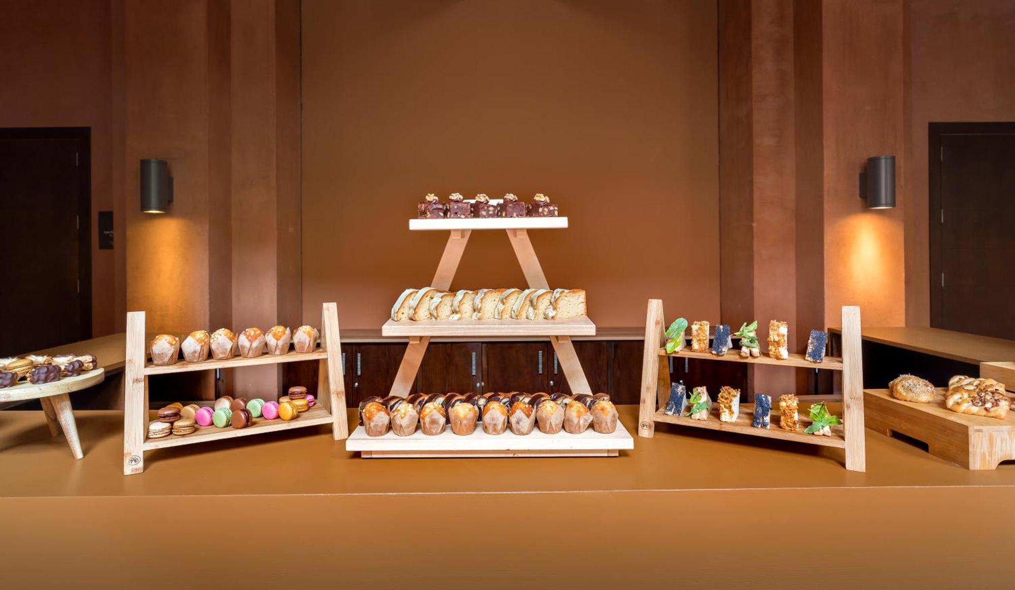 Barcelo Tenerife Golf Del Sur Esterno foto A display of chocolate truffles